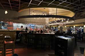 Apartment | 1 bedroom, Internet - Designer Apt With Jacuzzi Sky Lounge Gym Access (Sparks)