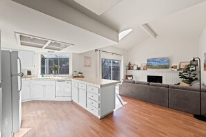 House | 4 bedrooms, Internet - Delightful 4BR Home Nr Downtown Reno w Fireplace (Reno)