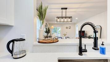 ํ์ฐ์ค | 2 ๊ฐ์ ์นจ์ค, ์ธํฐ๋ท