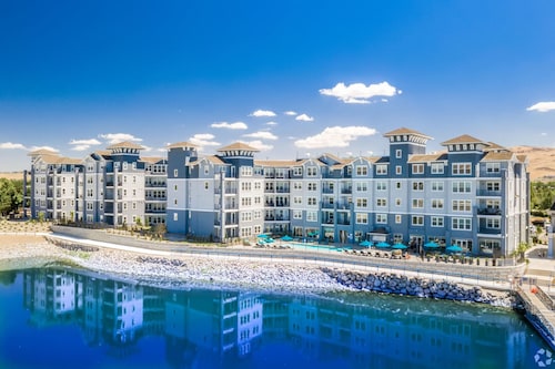 Chic Apt w Jacuzzi Pool BBQ Mountain Views