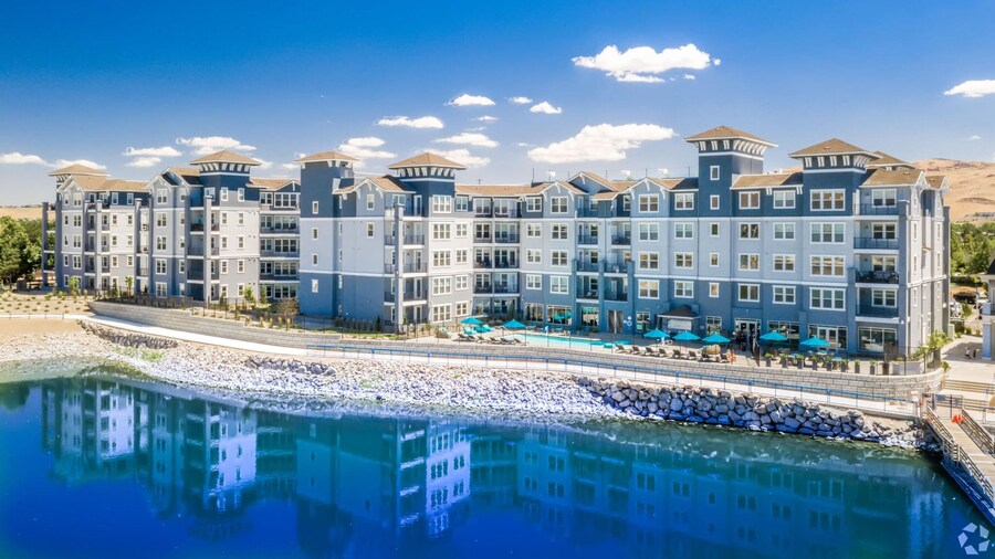 Chic Apt w Jacuzzi Pool BBQ Mountain Views