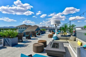 Apartment | 2 bedrooms, Internet - Chic Apt w Jacuzzi Pool BBQ Mountain Views (Sparks)