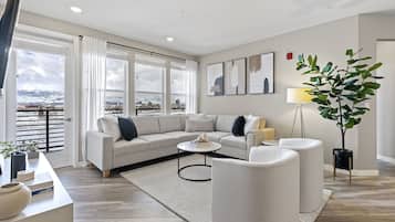 Apartment | 2 bedrooms, desk, Internet