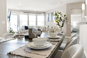 2 عدّة غرف نوم ومكتب وخدمة الإنترنت