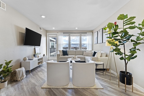 Designer Apt With Jacuzzi Walk To Casino Imax