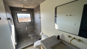 A bathroom with a shower, toilet, and sink. - MILU-CABAÑA SENCILLA (Guadalupe)