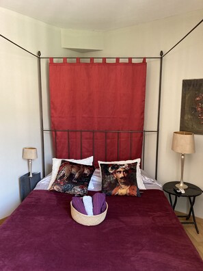 2 dormitorios, escritorio, tabla de planchar con plancha y wifi