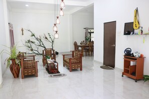 ฝ่ายต้อนรับ