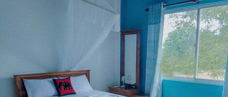 1 quarto, individualmente mobiliados, escrivaninha