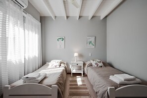 House | 2 bedrooms, individually furnished, desk, laptop workspace
