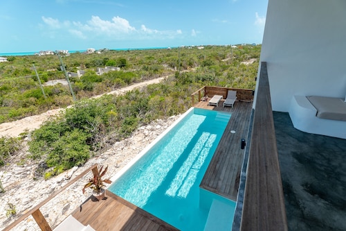 Modern Studio with Expansive Ocean View, Pool