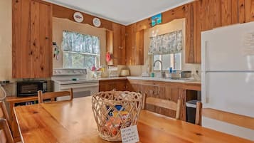Fridge, microwave, oven, coffee/tea maker