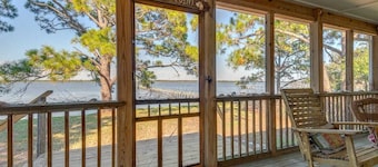 Bill's Bay Breeze- relax on the porch and enjoy the view!