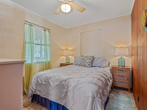 2 bedrooms, free WiFi - Bill's Bay Breeze- relax on the porch and enjoy the view! (Alligator Point)