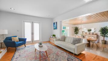 Deluxe Apartment | Living area