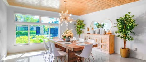 Apartamento luxo | Opções para refeição no quarto