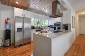 ดีลักซ์อพาร์ทเมนท์ | ครัวส่วนตัว | ตู้เย็น, ไมโครเวฟ, เตาอบ, เตาประกอบอาหาร