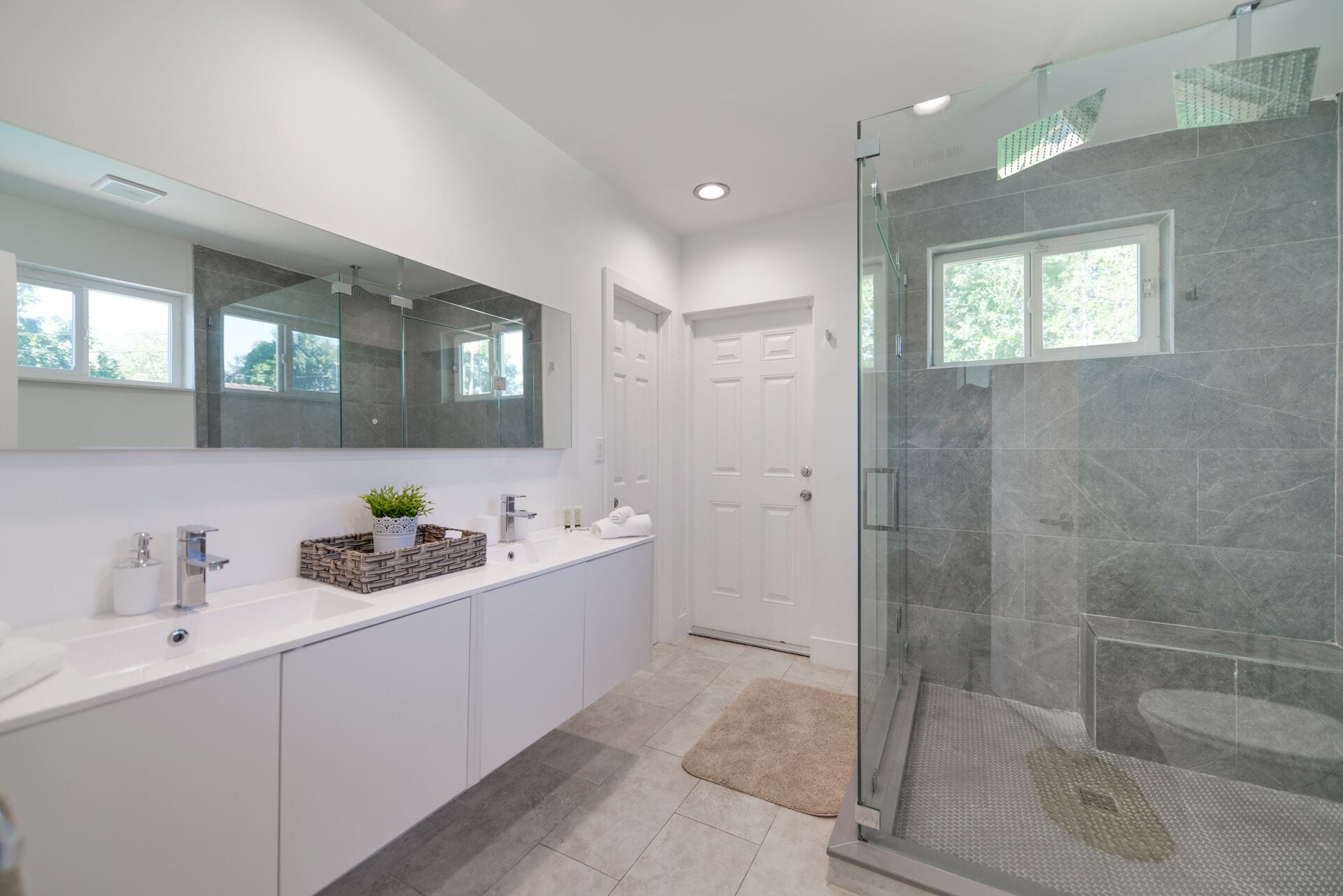 Deluxe Apartment | Bathroom | Shower, rainfall showerhead, towels, soap