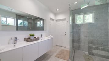 Deluxe Apartment | Bathroom | Shower, rainfall showerhead, towels, soap