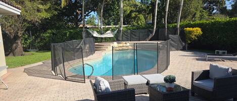 Ulkouima-allas, aurinkovarjoja, aurinkotuoleja