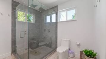 Departamento Deluxe | Baño | Regadera, regadera tipo lluvia, toallas, jabón