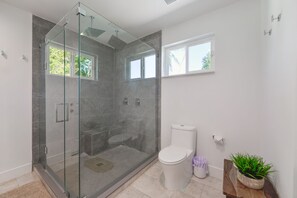 Deluxe Apartment | Bilik Mandi | Pancuran mandi, hulu semburan mandi hujan, tuala disediakan, sabun 