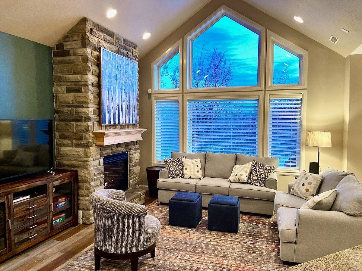 Télévision, cheminée, lecteur de DVD