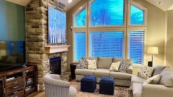 Una Smart TV, una chimenea, un reproductor de DVD, libros