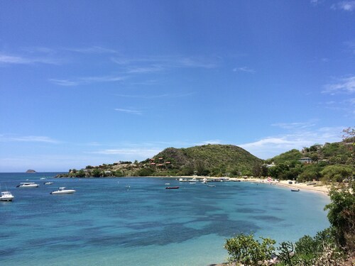 Private romantic retreat, ideally located, panoramic views, walk to the beach.  