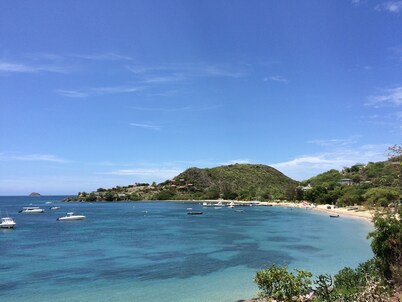 Private romantic retreat, ideally located, panoramic views, walk to the beach.