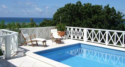 Private romantic retreat, ideally located, panoramic views, walk to the beach.