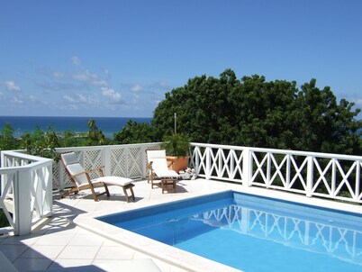 Private romantic retreat, ideally located, panoramic views, walk to the beach.