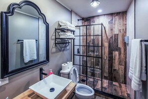 Hair dryer, towels, soap, shampoo - Private Hot Tub Retreat with "Movie Theatre" - Fox Lodge by Janix Escapes (Wellston)