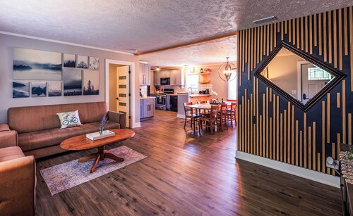 Private Hot Tub Retreat with "Movie Theatre"  - Fox Lodge by Janix Escapes