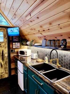 Refrigerador, microondas, placa de cocina, lavavajillas
