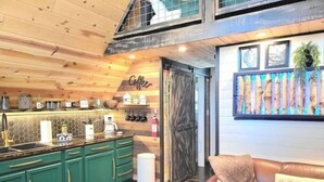 Une cuisine chaleureuse avec des meubles en bois et un coin café.