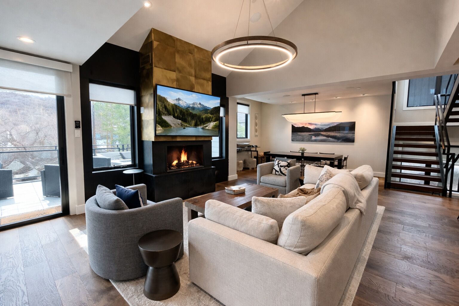Smart-TV, Kamin, Arbeitsbereiche