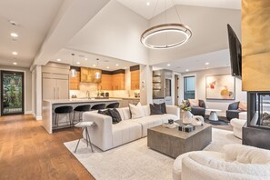 Smart TV, fireplace, offices - Norfolk Mtn Fantasy! Luxury Build with Private Hot Tub-Walk to Ski Resort! (Park City)