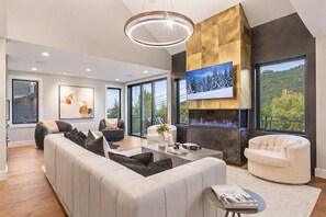 Una Smart TV, una chimenea, una oficina