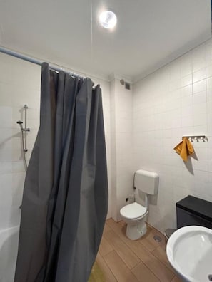 Shower, towels, soap, shampoo - Hostel Sun River - Double Room with Balcony (Almada)