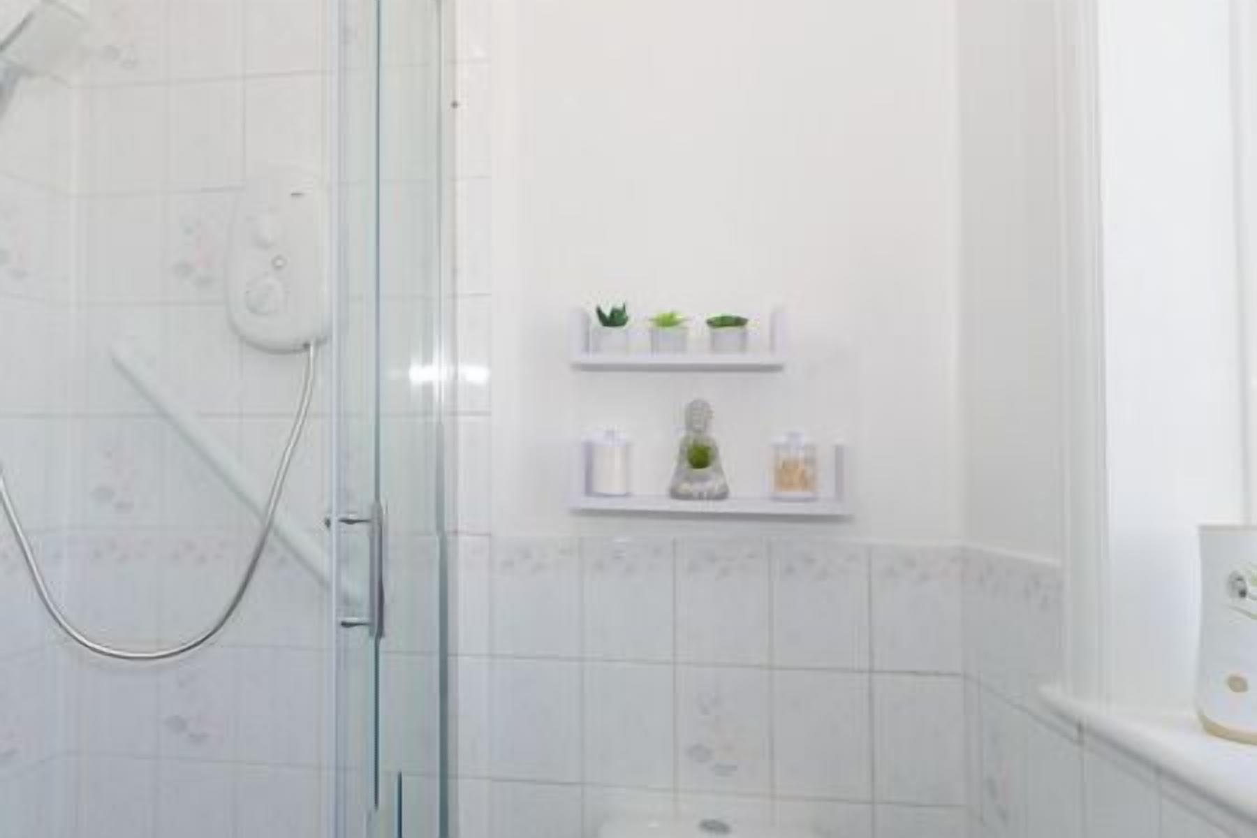 Shower, free toiletries