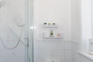 Dusche, kostenlose Toilettenartikel
