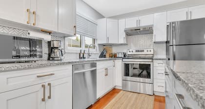 South Grande Prairie Sleeps 4 | Luxury Home w Fire Pit and Parking