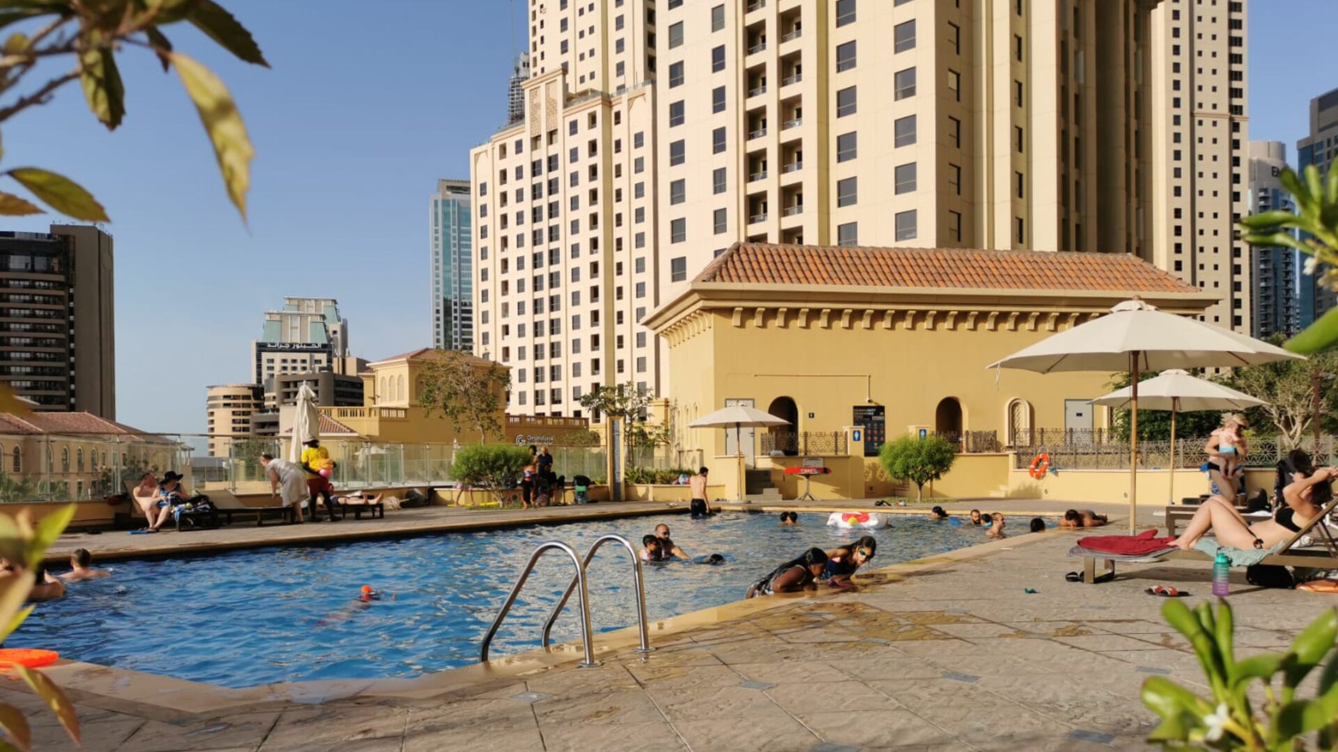Una piscina al aire libre