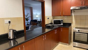 Frigorífico grande, microondas, horno y placa de cocina