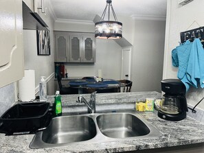 Kjøleskap, mikrobølgeovn, kaffetrakter/tekoker og brødrister