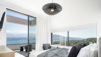 6 bedrooms, in-room safe, iron/ironing board, free WiFi