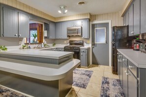 Refrigerador, microondas, parrilla de estufa y cafetera y tetera 