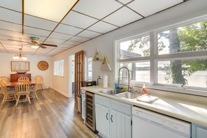 Réfrigérateur, micro-ondes, plaque de cuisson, lave-vaisselle