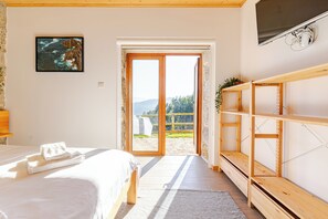 3 habitaciones, tabla de planchar con plancha y cuna de viaje 